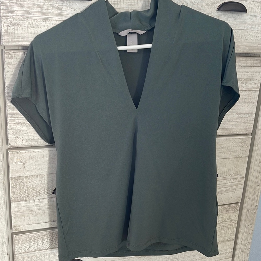 Small H&M short sleeve blouse. Moss in color